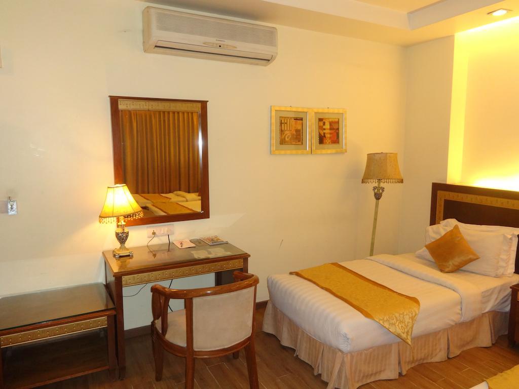 Hotel Picasso Paschim Vihar Delhi - Couple Friendly Local Ids Accepted Стая снимка